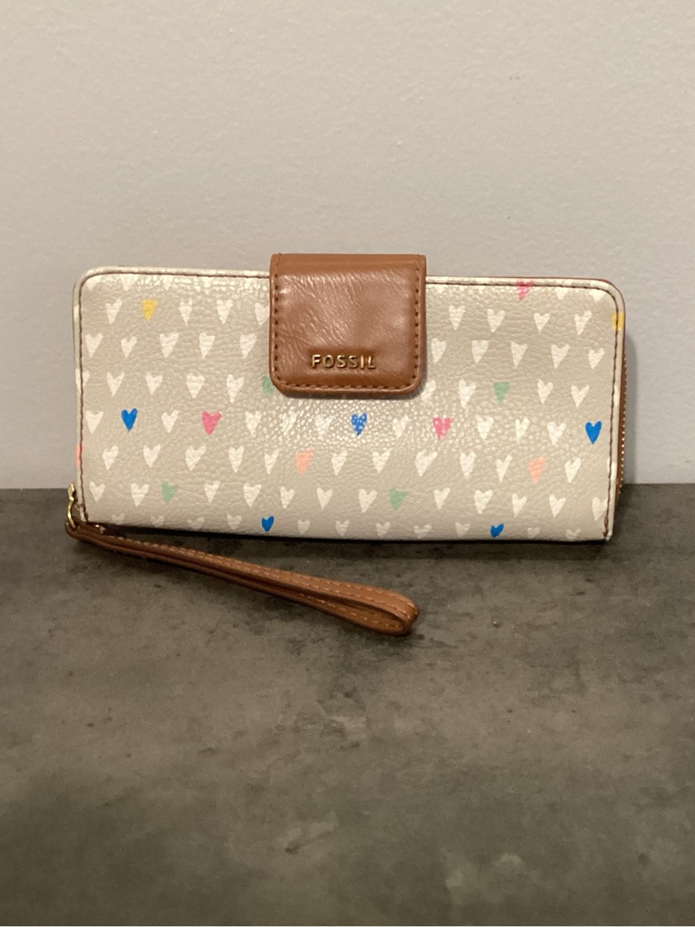 Fossil Cream Wristlet Wallet with Multicolor Heart Print and Tan Trim